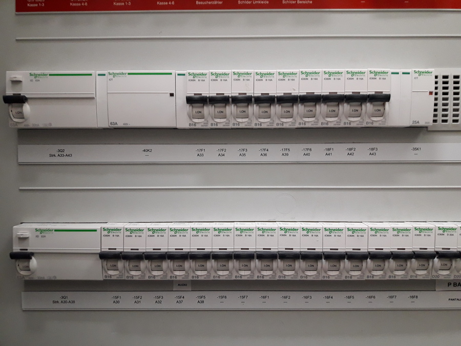 Cuadro eléctrico terminado tienda MANGO.