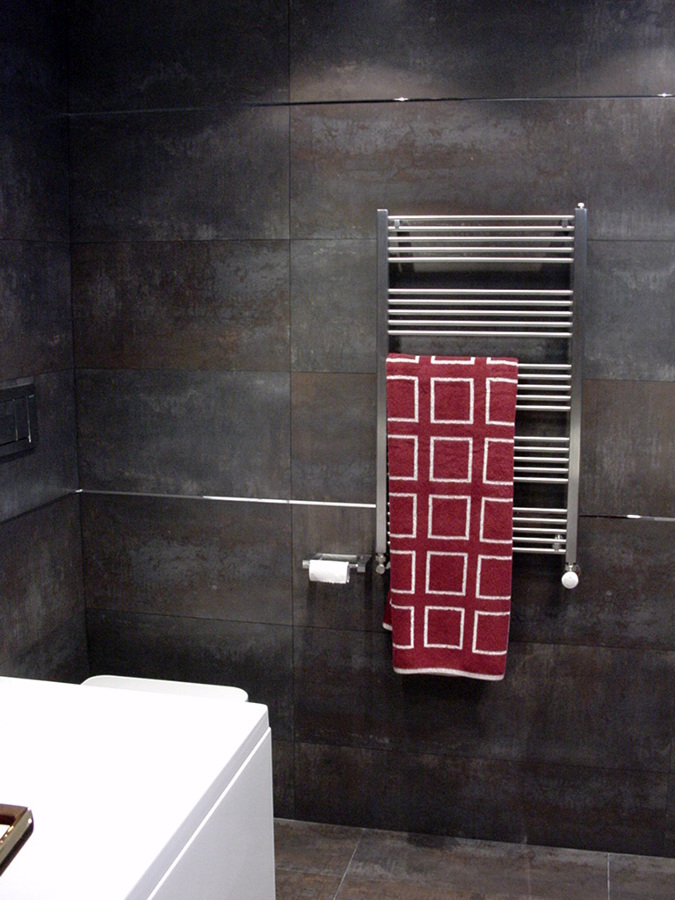 Cuarto de baño en las golfas de una vivienda en Barcelona