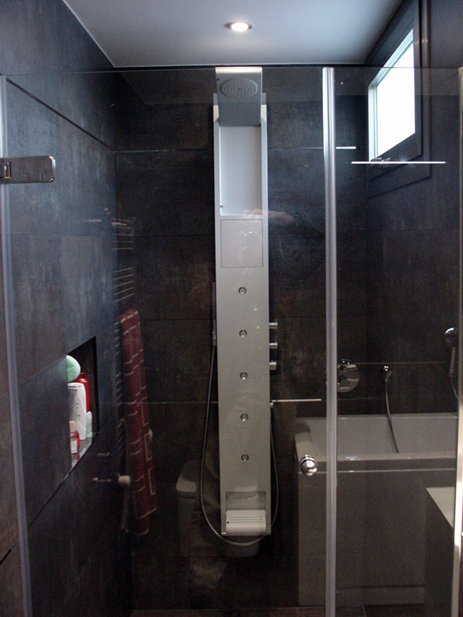 Cuarto de baño en las golfas de una vivienda en Barcelona