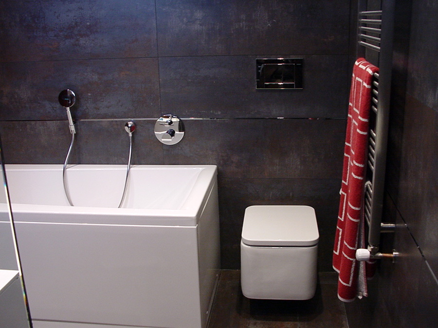 Cuarto de baño en las golfas de una vivienda en Barcelona