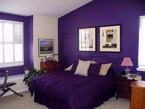 Cuarto pintado en morado y blanco