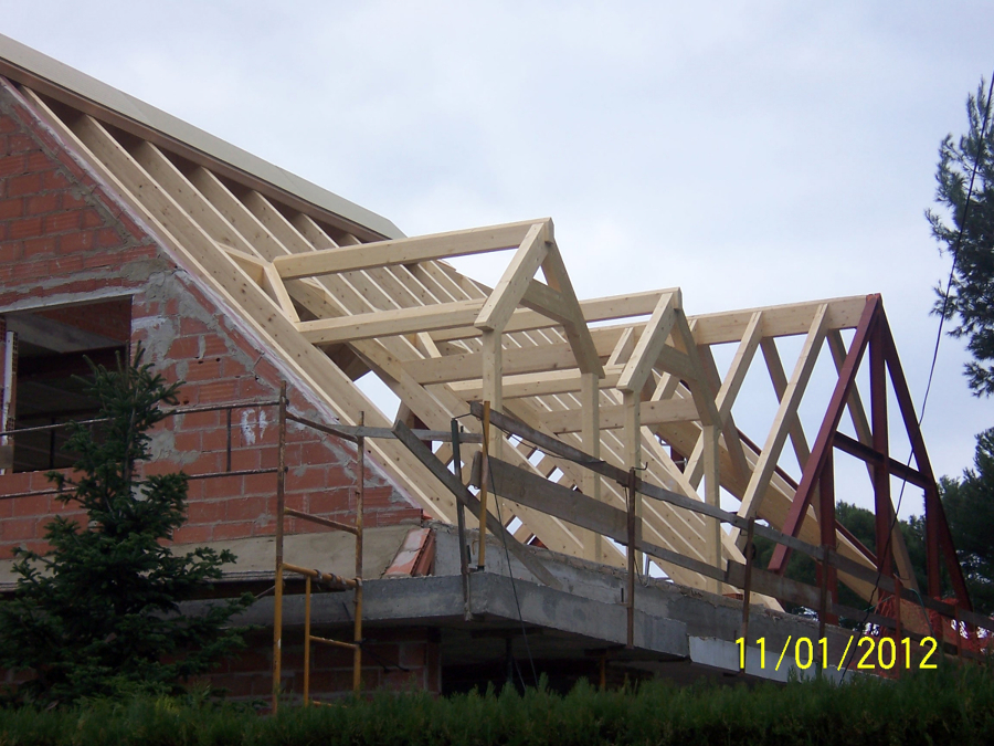 CUBIERTA CON ESTRUCTURA DE MADERA