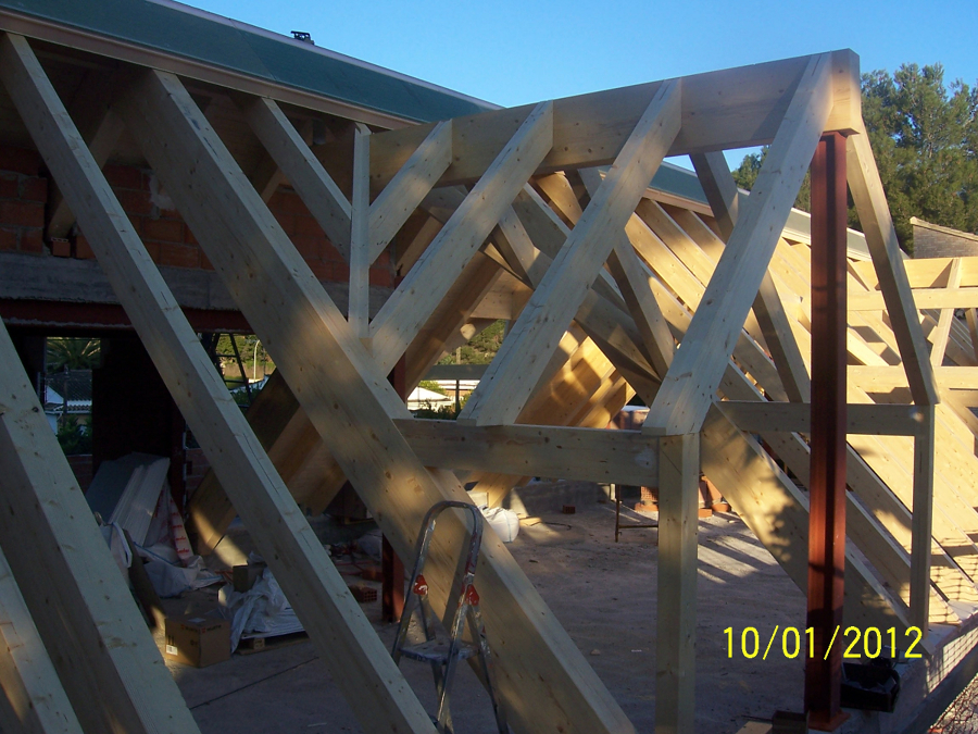 CUBIERTA CON ESTRUCTURA DE MADERA
