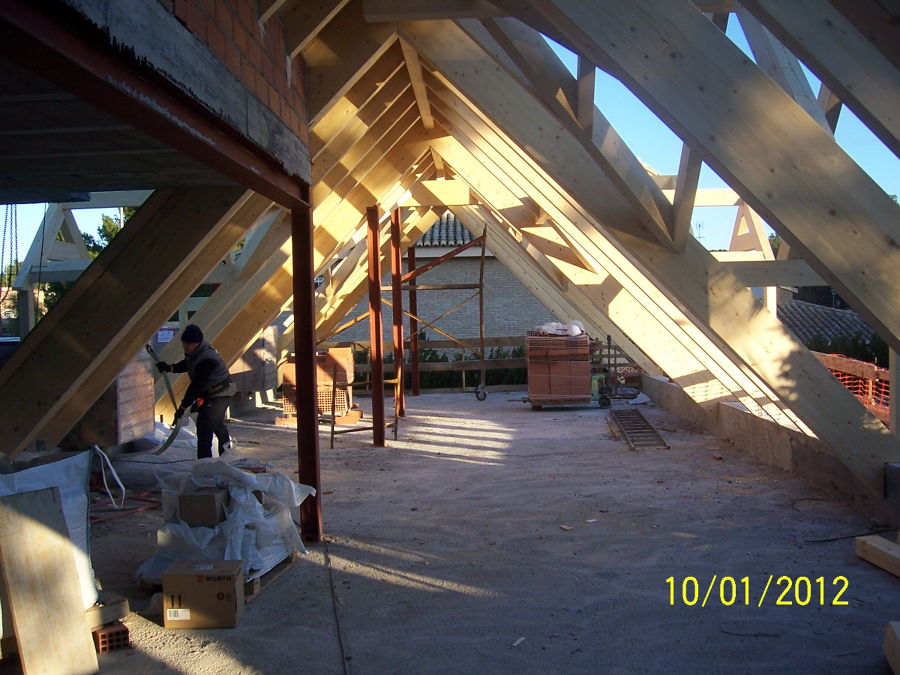 CUBIERTA CON ESTRUCTURA DE MADERA