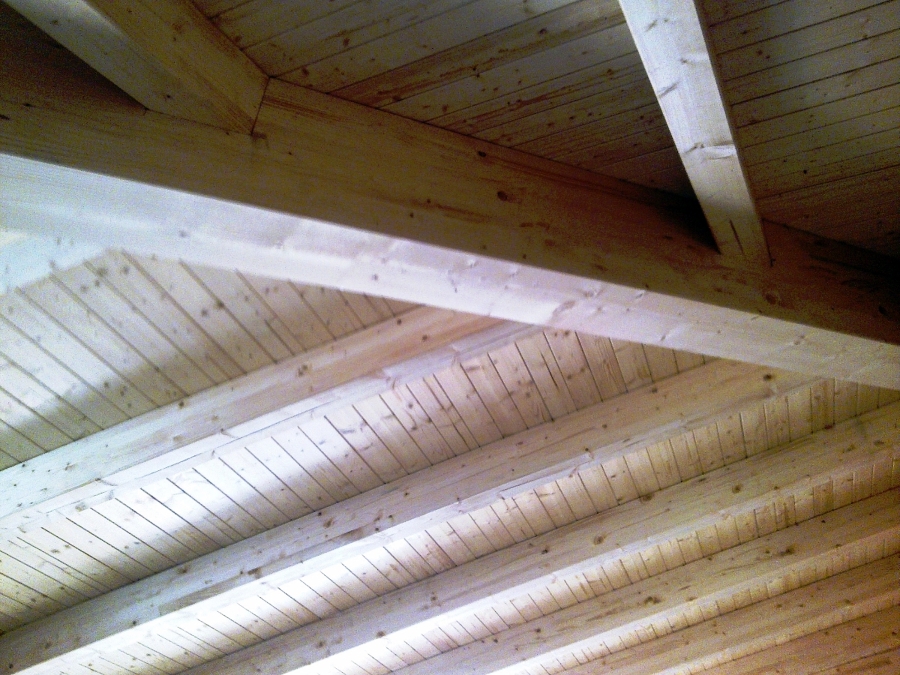 Cubierta de madera de pino.