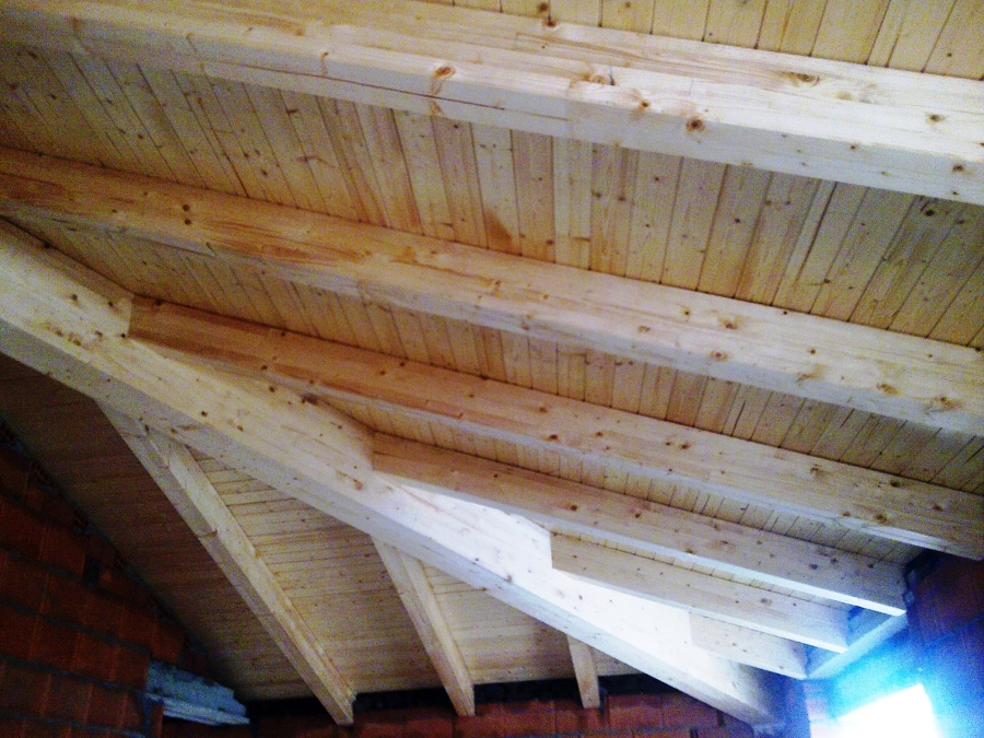 Cubierta de madera de pino.