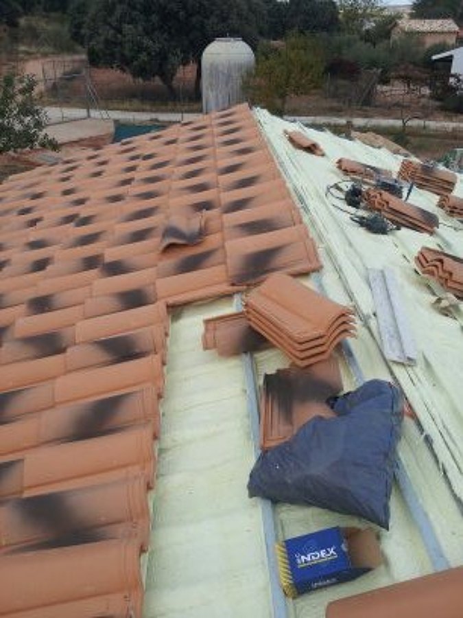 Cubierta ligera de uralita de chapa con colacacion de omegas,proyectado y colocacion de teja. 