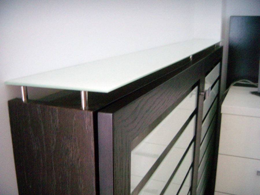 Cubre radiador con lamas y encimera de cristal