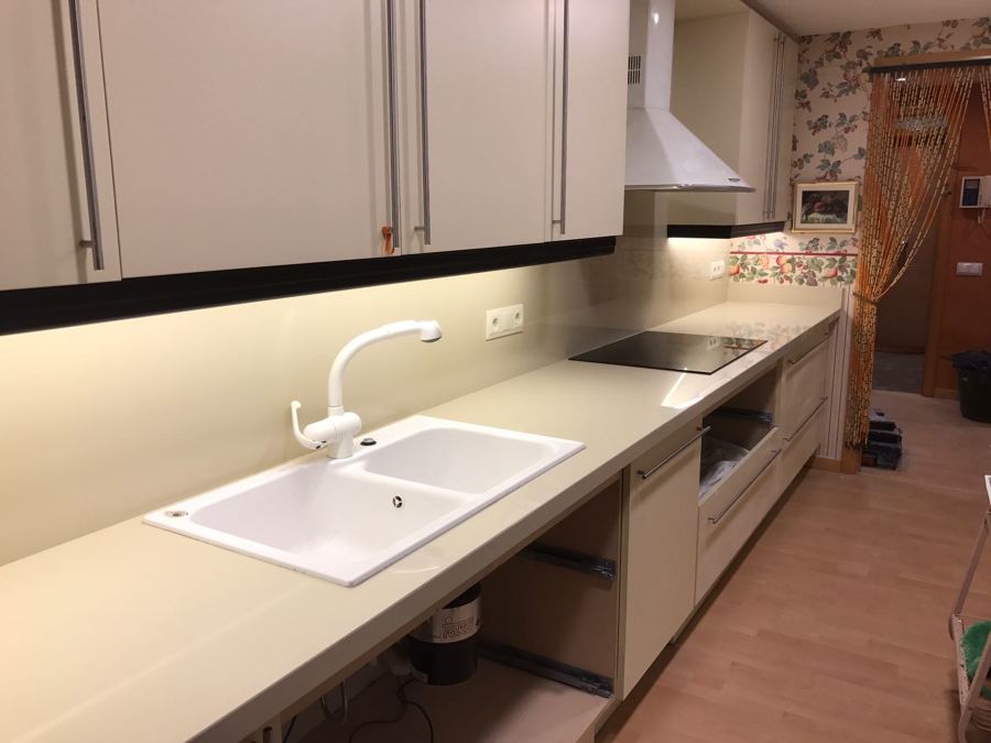 Encimera y frente: material porcelánico