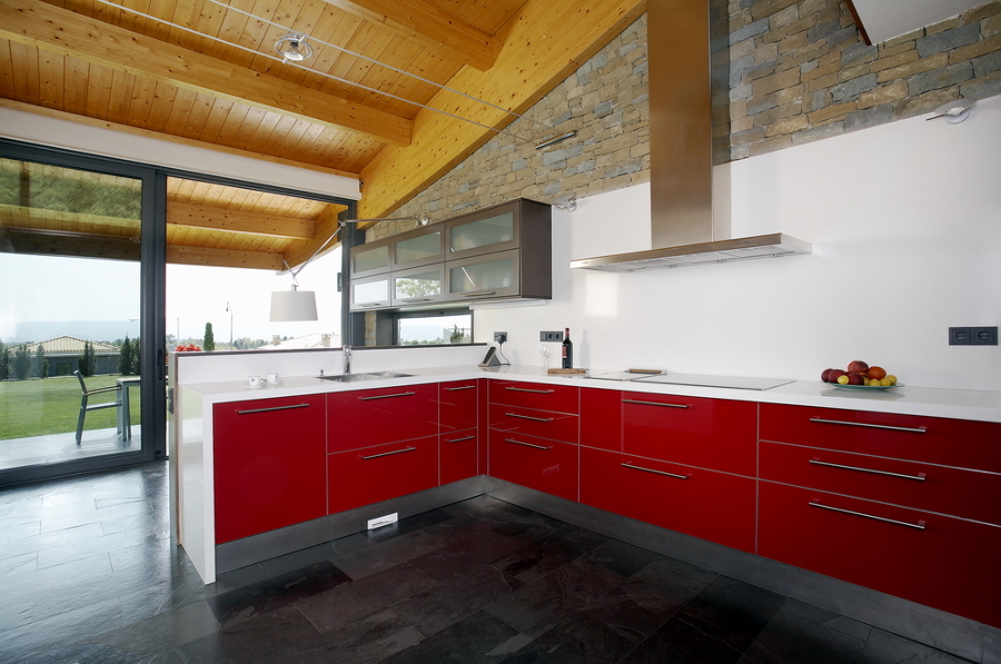 Cuina entre rustica i avanguardista. 