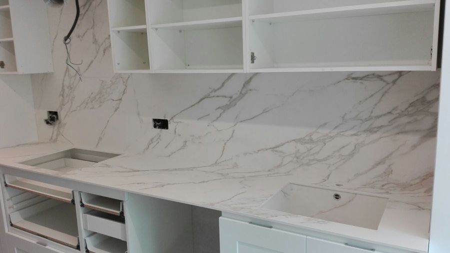 BANCADA-FRONTAL EN NEOLITH CALACATTA