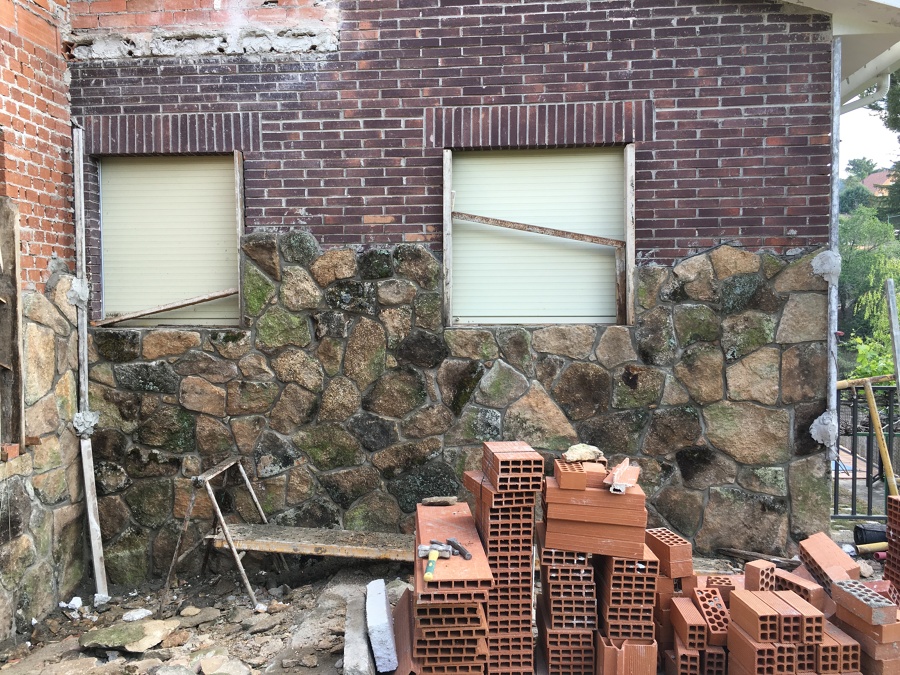 Revestimiento de fachada de ladrillo con musgo