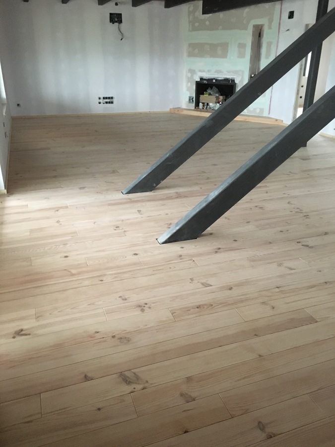 Tarima maciza de pino sobre rastreles