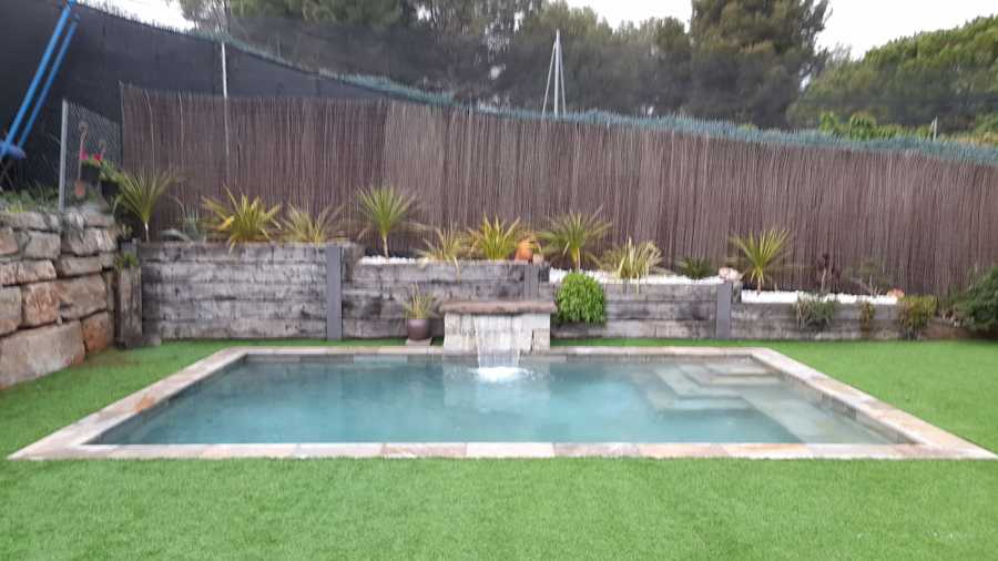 Piscina con acabados rústicos