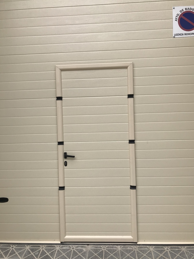 Seccional con postigo interior