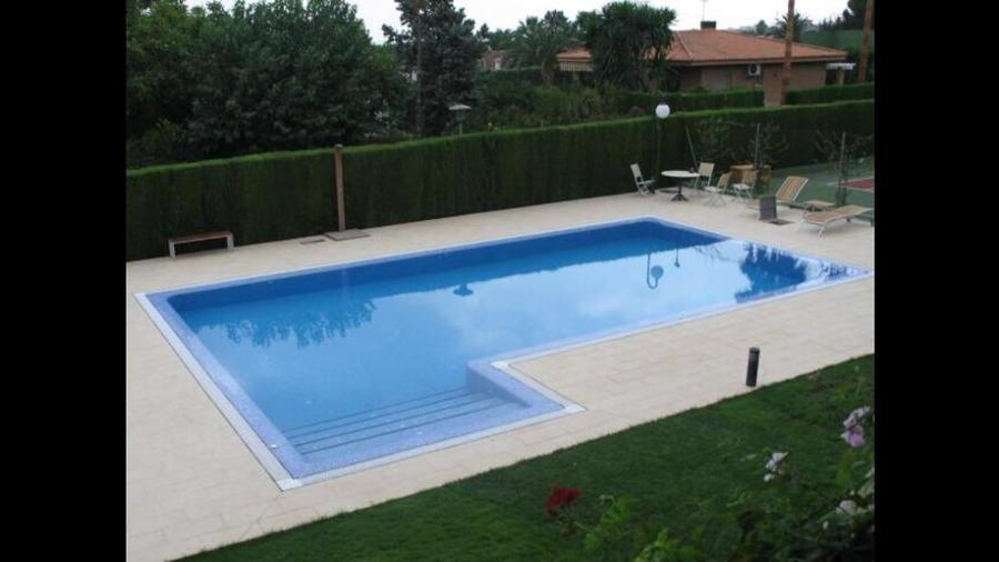 Piscina desbordante con Jacuzzi en escalera