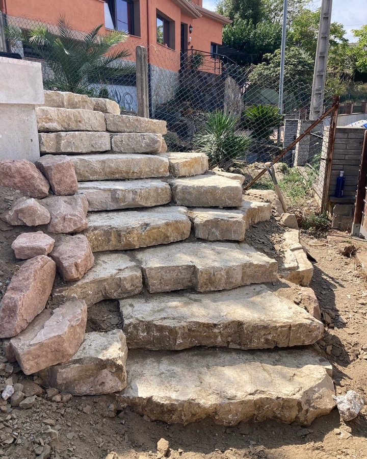Escaleras de piedra natural rocalla
