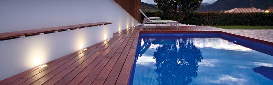 Deberías de tener tu piscina rodeada de una playa de madera.