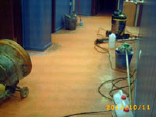 Decapado y limpieza de suelos de plásticos.