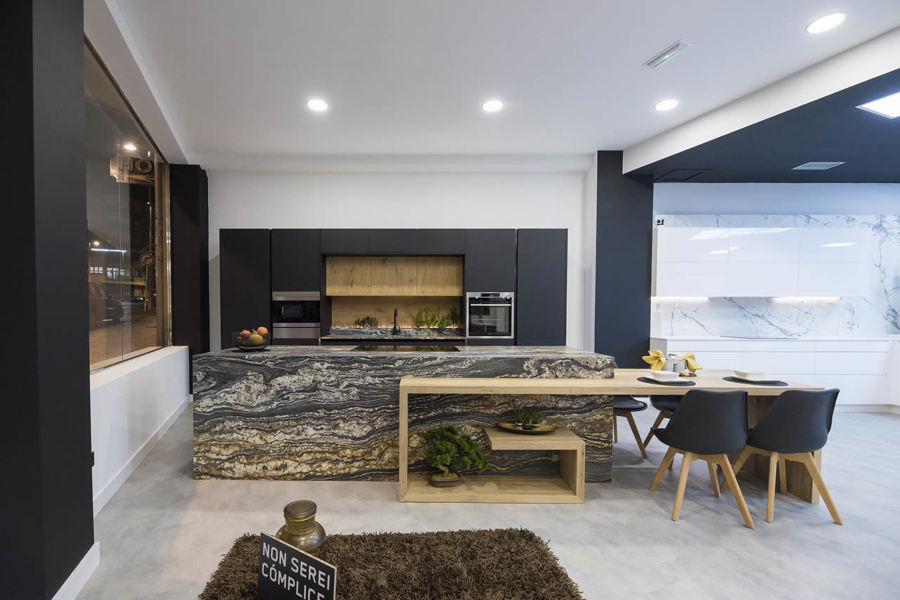 Diseño de cocina con isla de exposición de decoforma