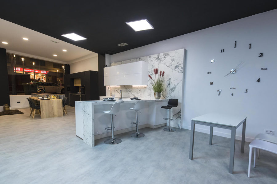 Diseño de cocina de exposición en blanco brillo de decoforma