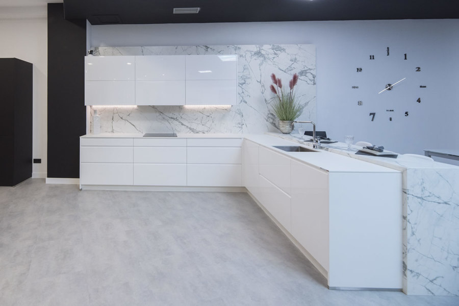 Diseño de cocina de exposición en blanco brillo de decoforma