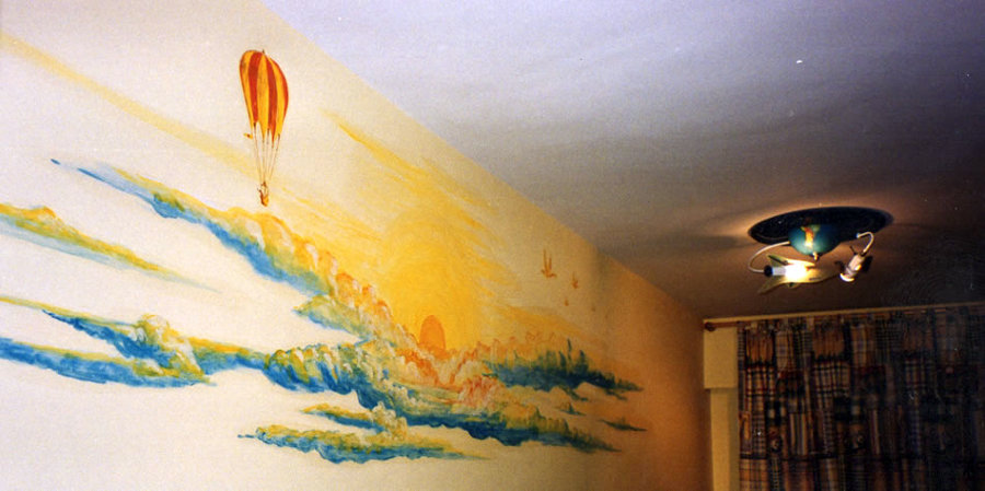 Decoración con motivos infantiles en habitación.