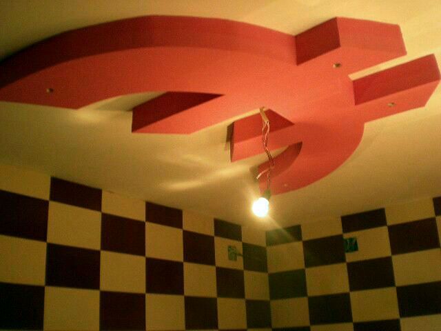 Decoración con pladur. Lámpara símbolo del euro