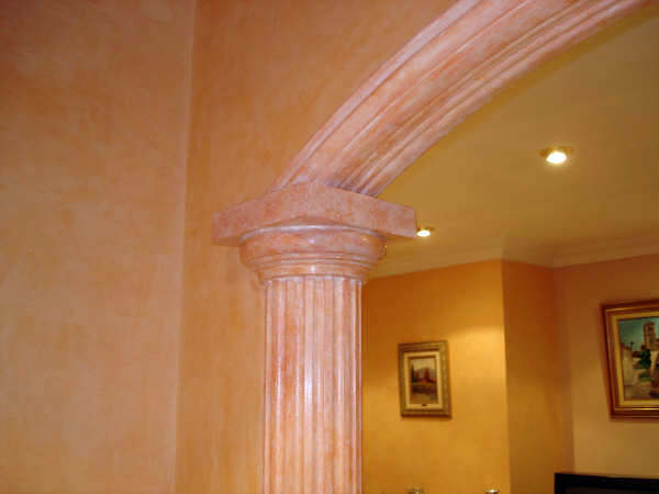 Decoración de escayola con efecto yeso envejecido. PINTORES.