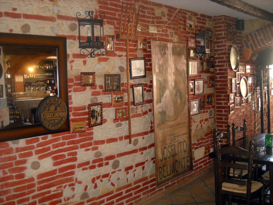 decoracion de restautante con paneles old stones