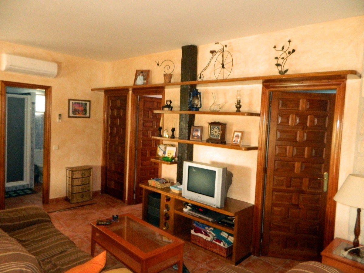 decoracion de salon en "brisa" y realizacion de mural de escayola imitado a madera