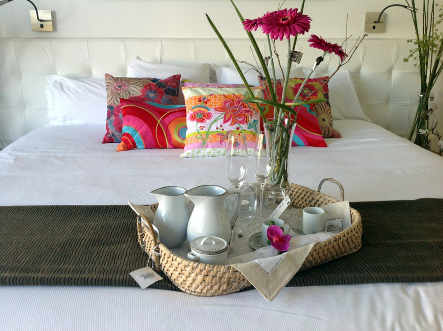 Decoración de una habitación  junior suite de un hotel