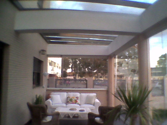 DECORACION INTERIOR DE PORCHE CON CORTINAS DE CRISTAL