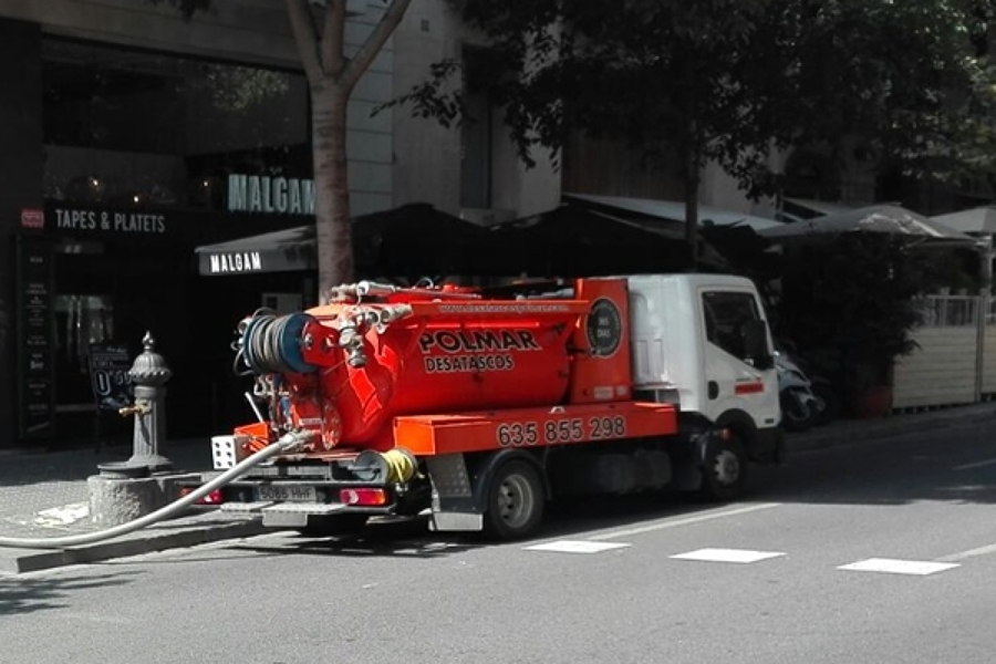 Desatascos Barcelona con camión cuba