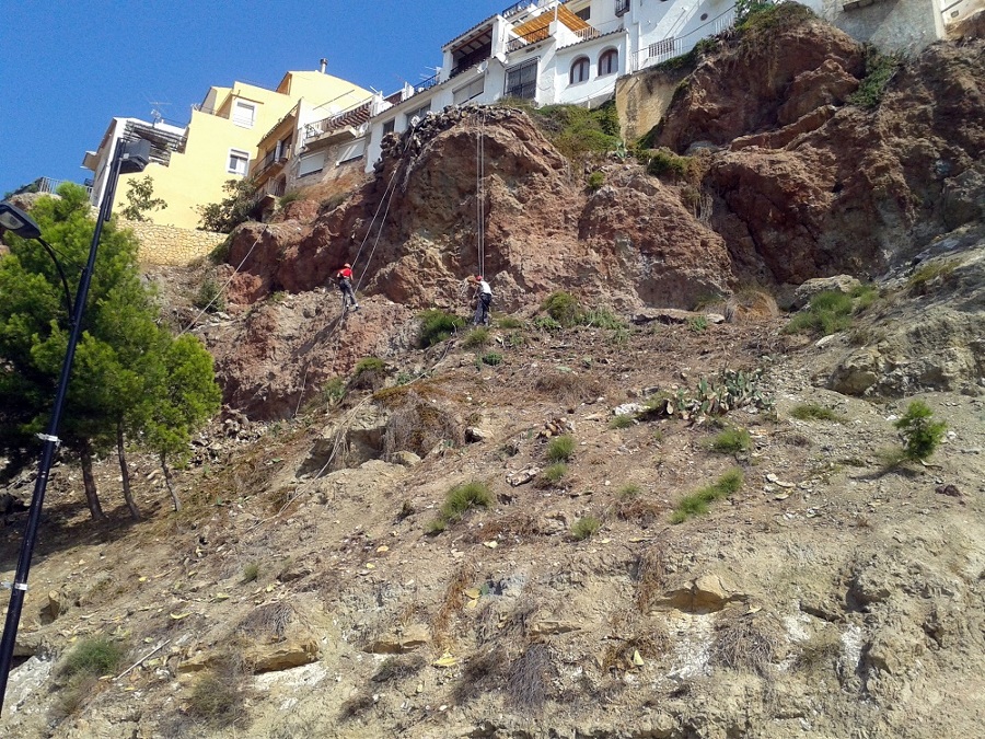 DESMONTE DE TALUD POR RIESGO DE DESPRENDIMIENTOS