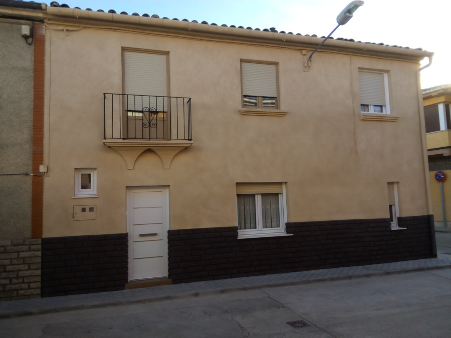 Despés fachada de Niexxx  con corcho en beige y marrón