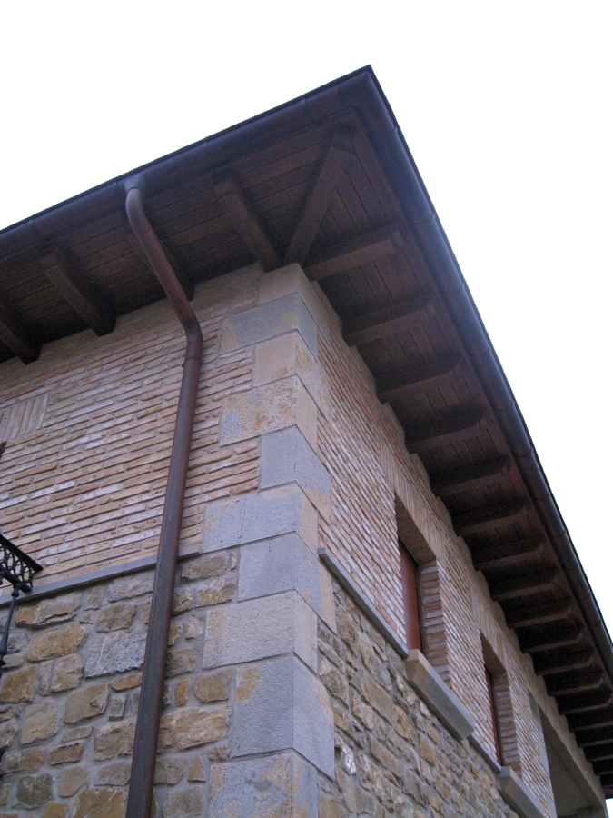 DETALLE ALERO Y MECHETA DE PIEDRA CON LADRILLO ANTIGUO