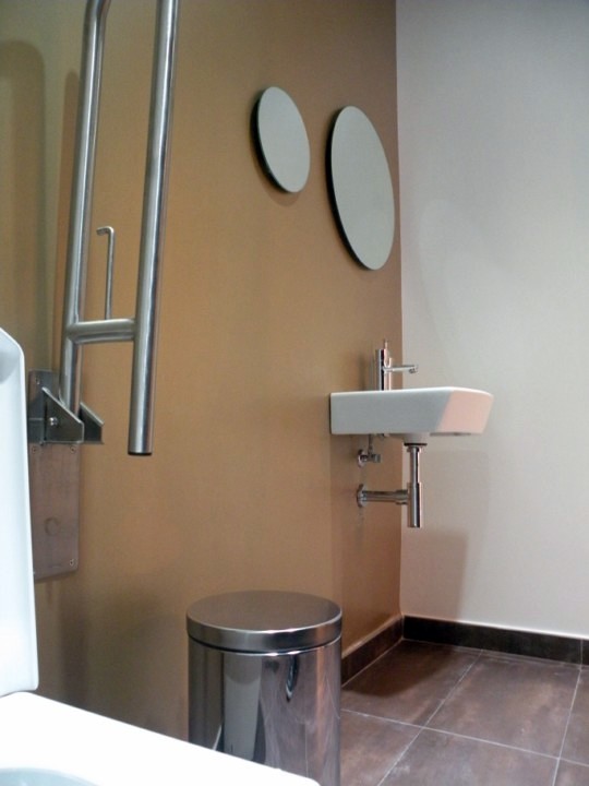 Detalle aseo mujeres/minusválidos