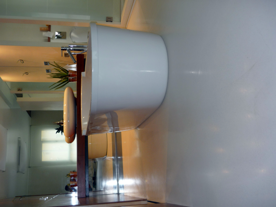 Detalle baño con pavimento de resina