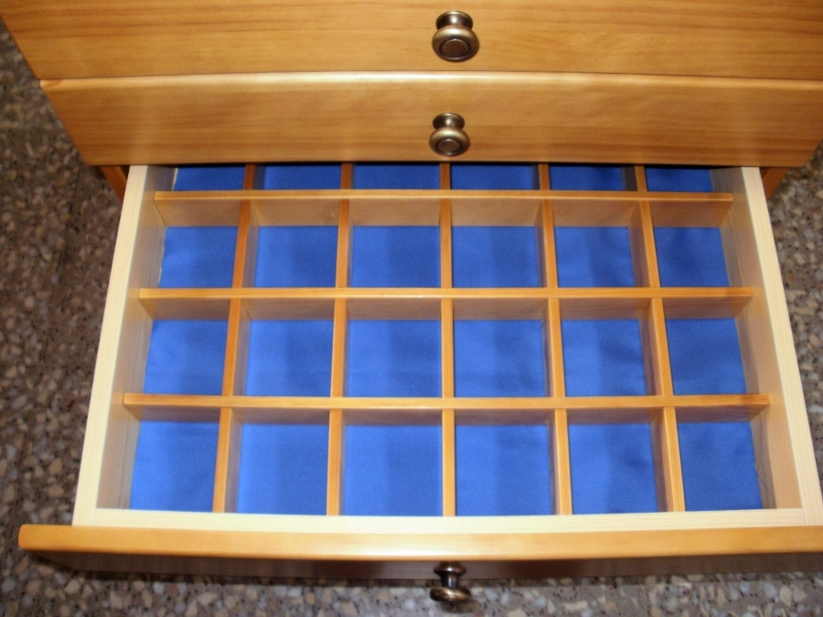 Detalle cajón compartimentado para joyero