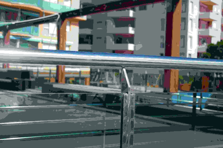 Detalle de baranda inoxidable con cristal.