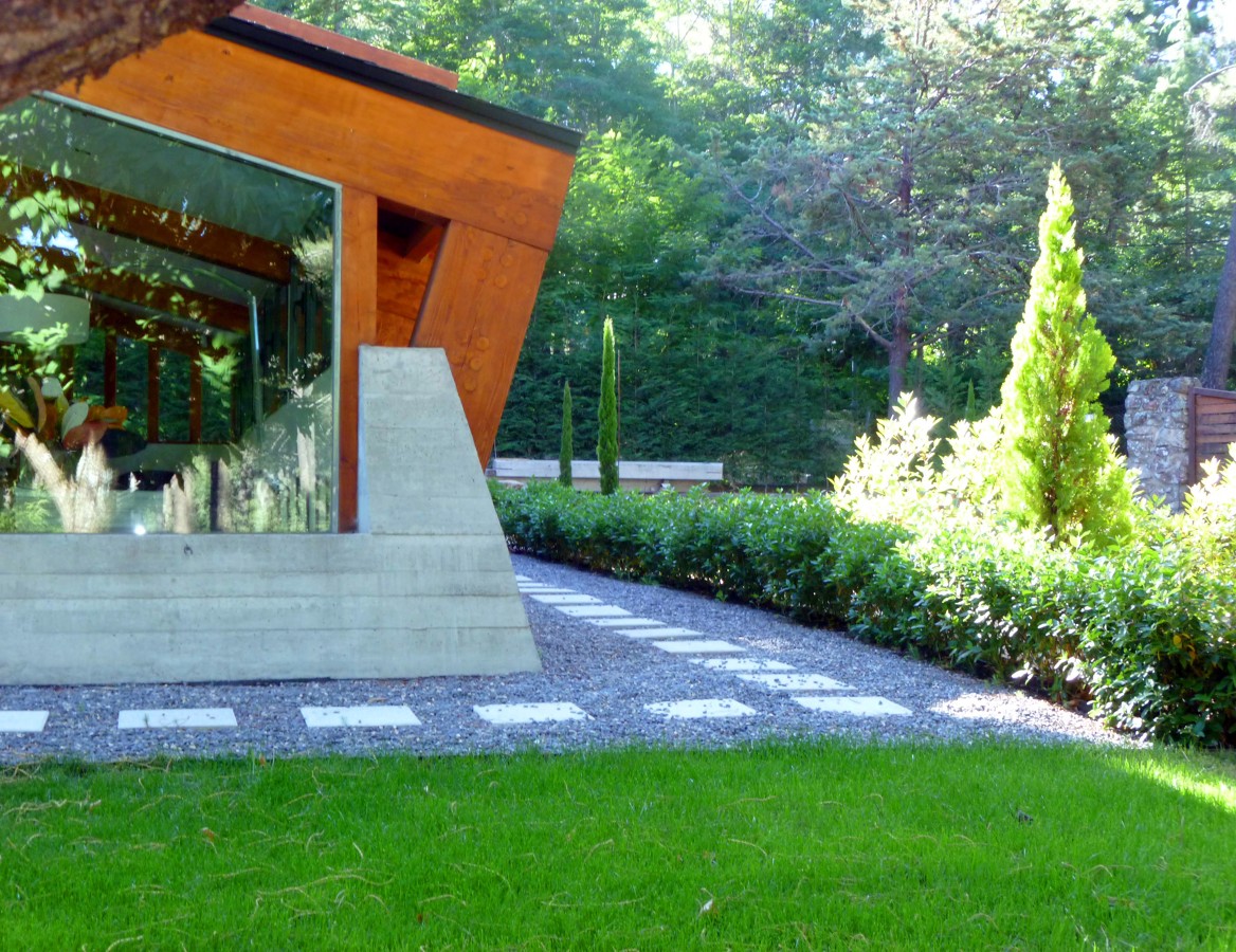 Detalle de camino con grava 