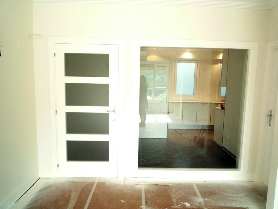 Detalle de carpintería en madera lacada en blanco.