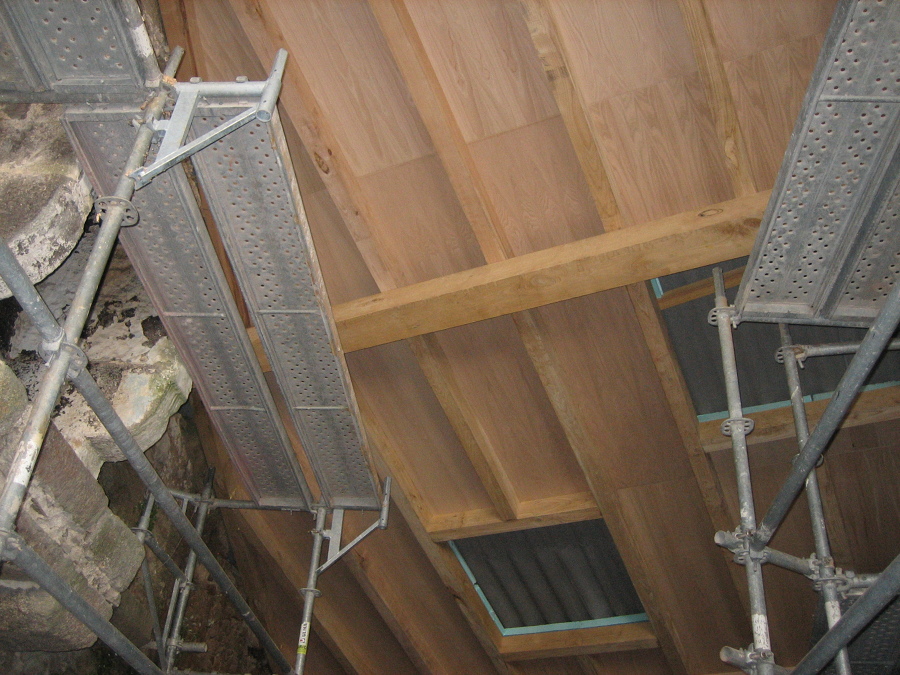 detalle de cubierta en madera de castaño