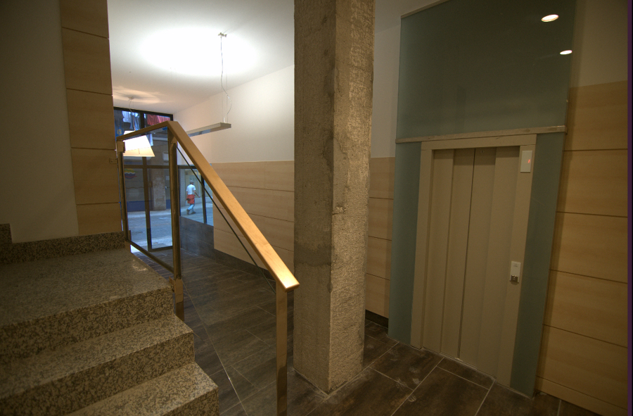 Detalle de escalera y portal