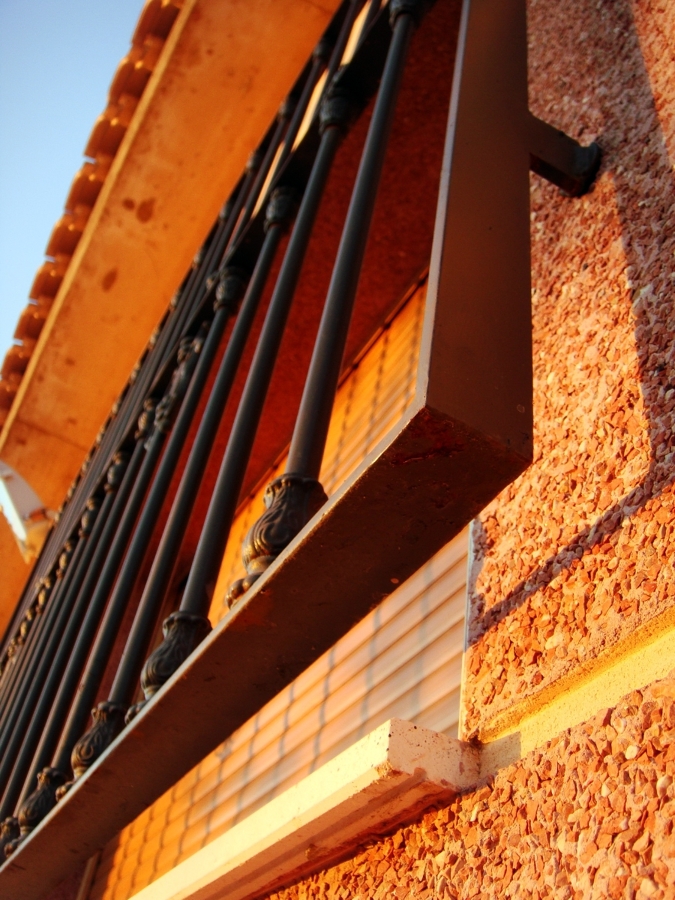 Detalle de mortero monocapa, reja y alero visto