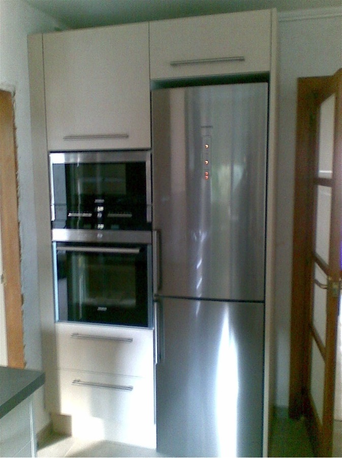 Detalle de nevera y columna