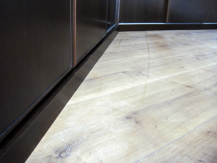 Detalle de pie de armario