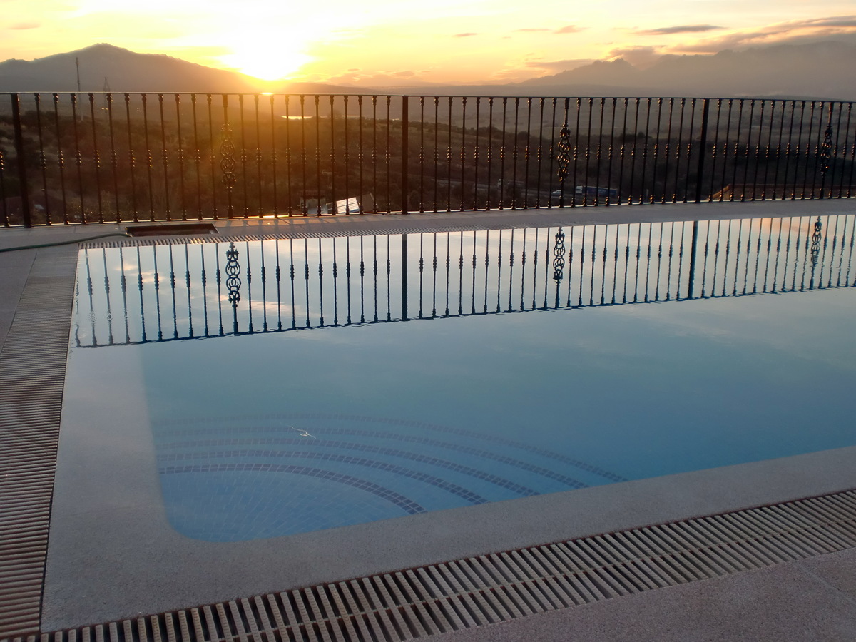 Detalle de Piscina desbordante