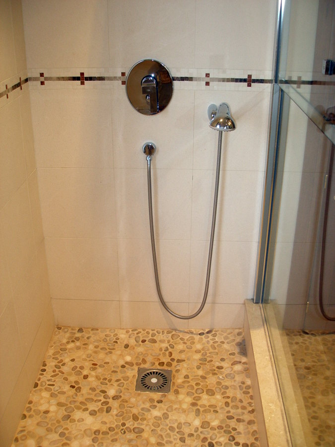 detalle ducha con suelo piedra